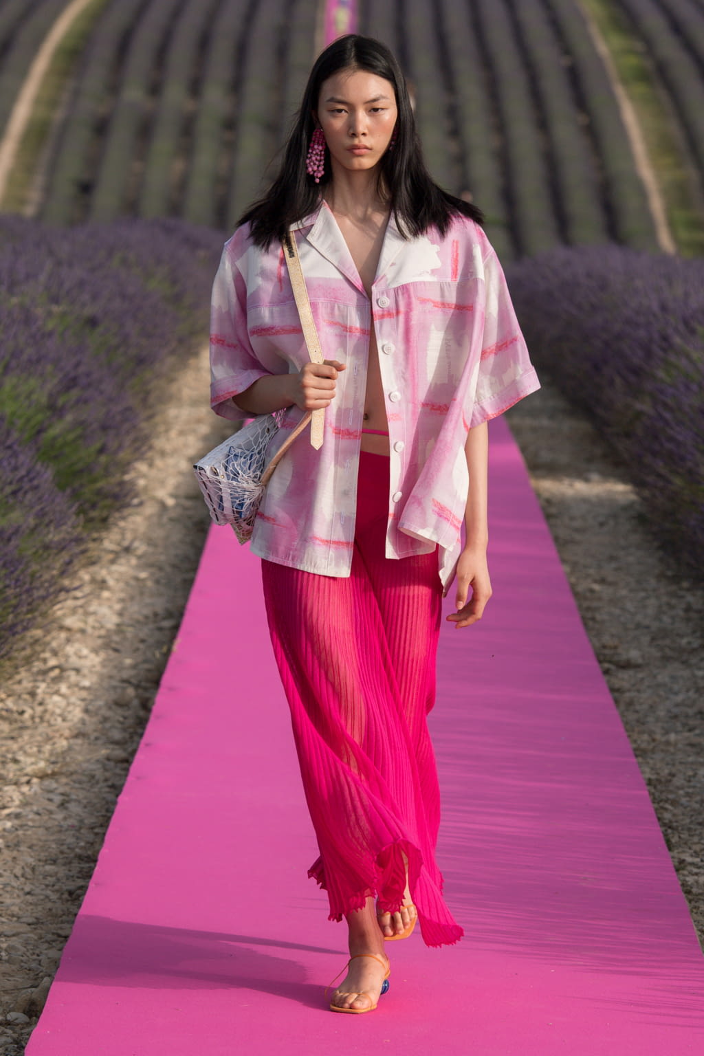 Fashion Week Paris Spring/Summer 2020 look 36 from the Jacquemus collection 女装