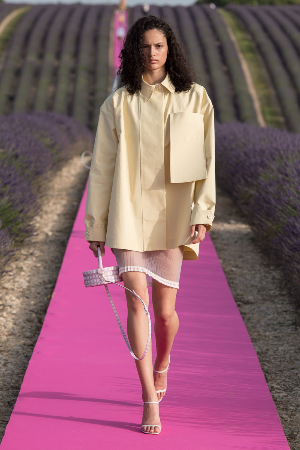 Fashion Week Paris Spring/Summer 2020 look 44 from the Jacquemus collection 女装