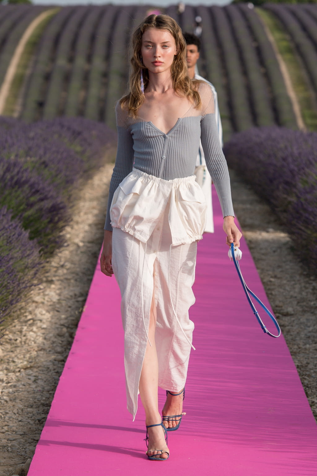 Fashion Week Paris Spring/Summer 2020 look 56 from the Jacquemus collection 女装
