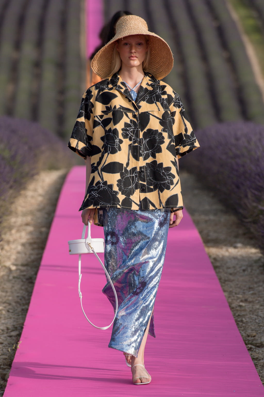 Fashion Week Paris Spring/Summer 2020 look 62 from the Jacquemus collection 女装