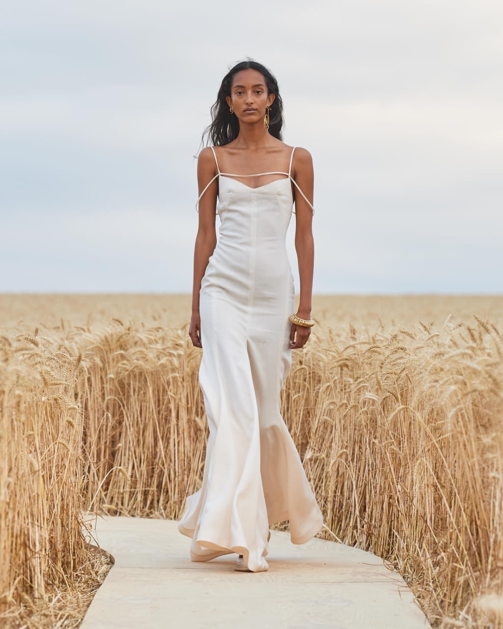 Fashion Week Paris Spring/Summer 2021 look 1 from the Jacquemus collection 女装