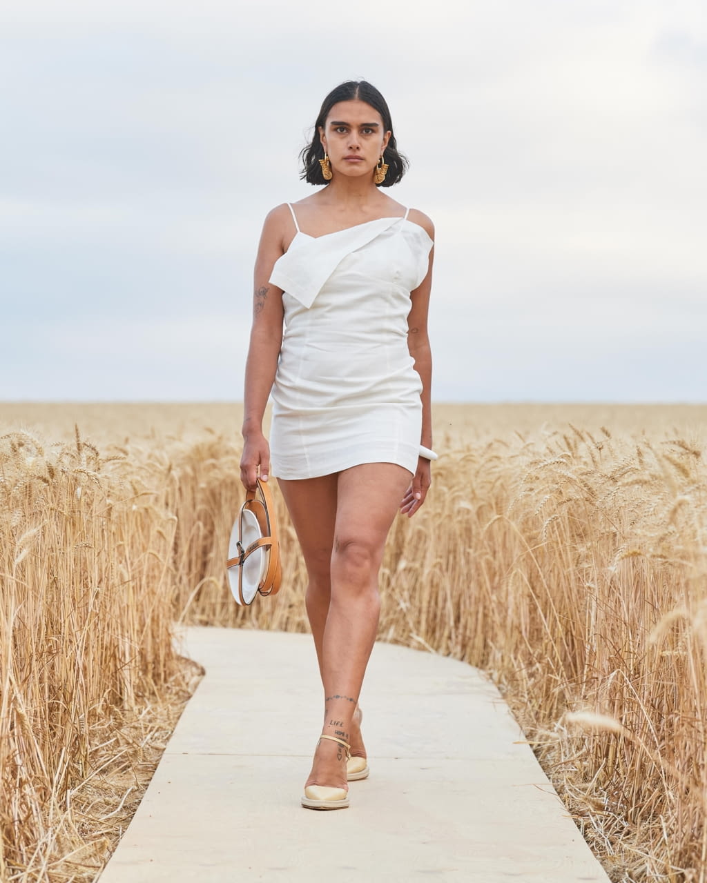 Fashion Week Paris Spring/Summer 2021 look 2 from the Jacquemus collection womenswear