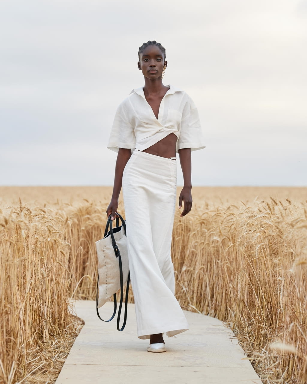 Fashion Week Paris Spring/Summer 2021 look 3 from the Jacquemus collection 女装