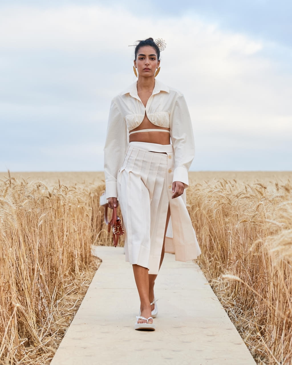 Fashion Week Paris Spring/Summer 2021 look 5 from the Jacquemus collection womenswear