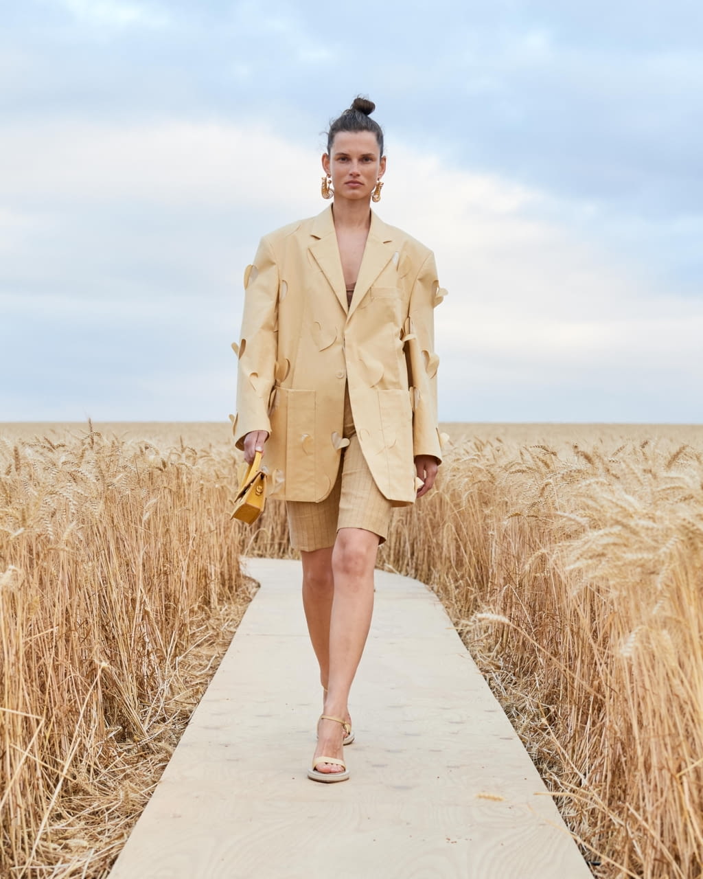 Fashion Week Paris Spring/Summer 2021 look 7 from the Jacquemus collection womenswear
