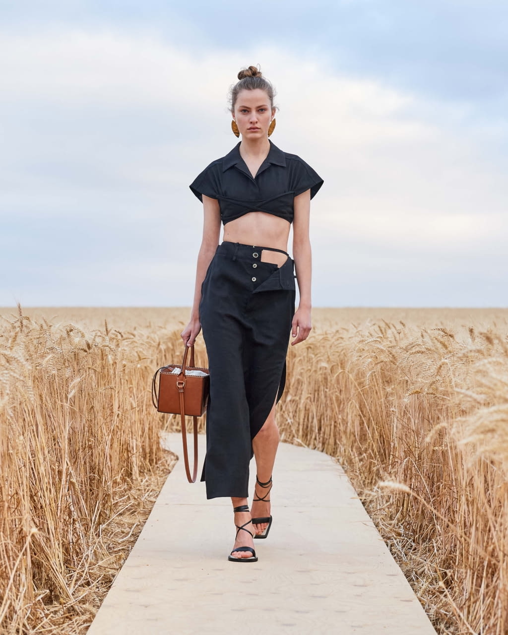 Fashion Week Paris Spring/Summer 2021 look 10 from the Jacquemus collection womenswear