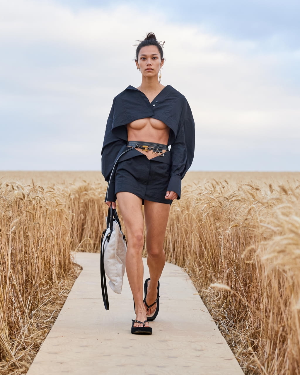 Fashion Week Paris Spring/Summer 2021 look 12 from the Jacquemus collection 女装