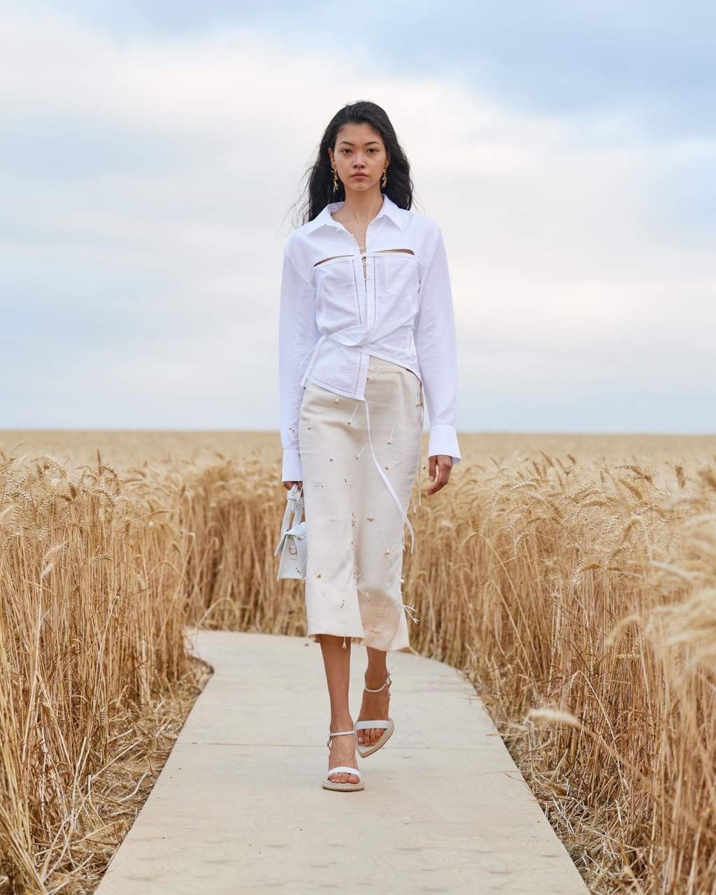 Fashion Week Paris Spring/Summer 2021 look 15 from the Jacquemus collection womenswear