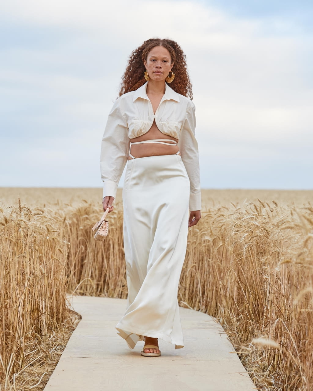 Fashion Week Paris Spring/Summer 2021 look 16 from the Jacquemus collection 女装