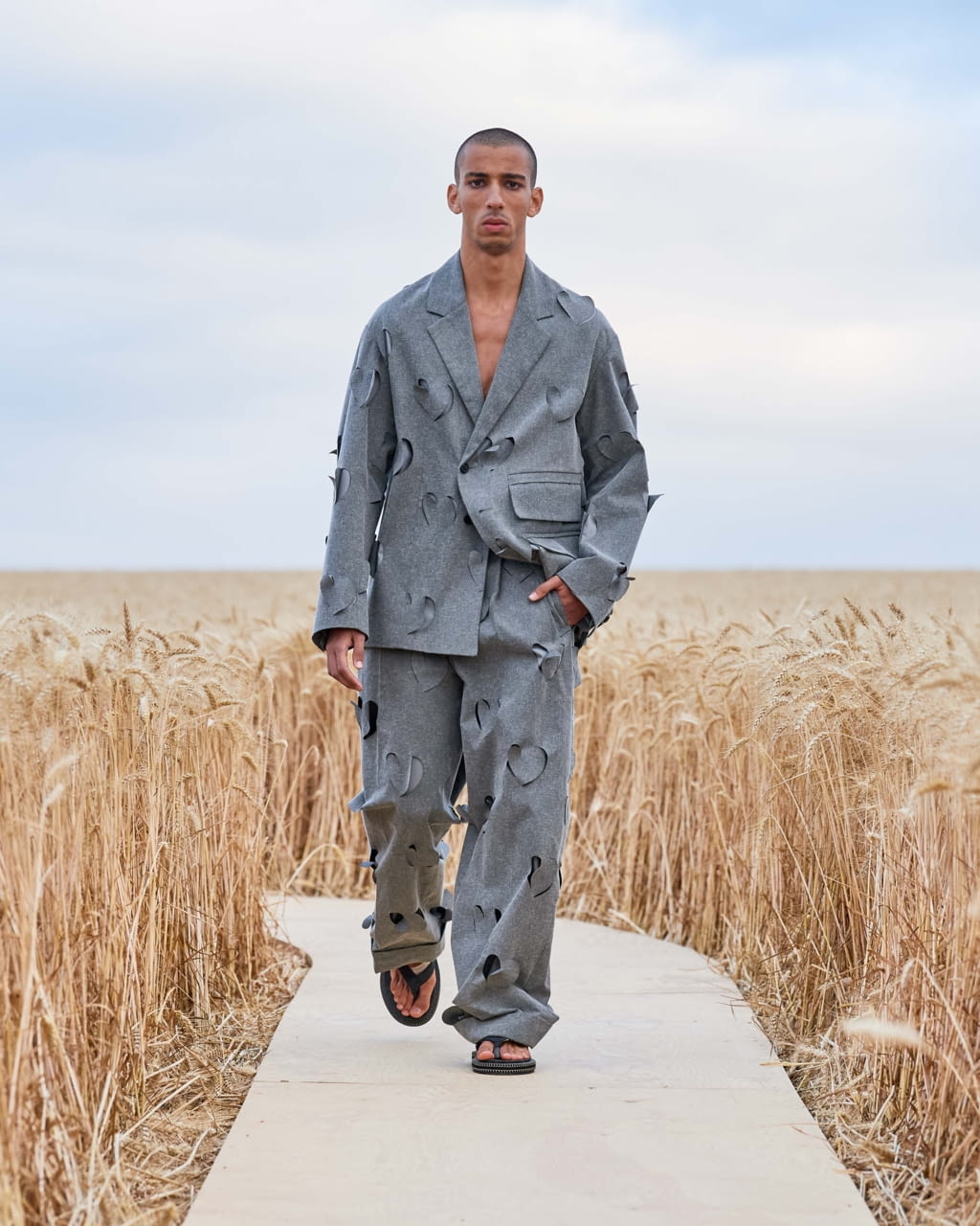 Fashion Week Paris Spring/Summer 2021 look 17 from the Jacquemus collection womenswear