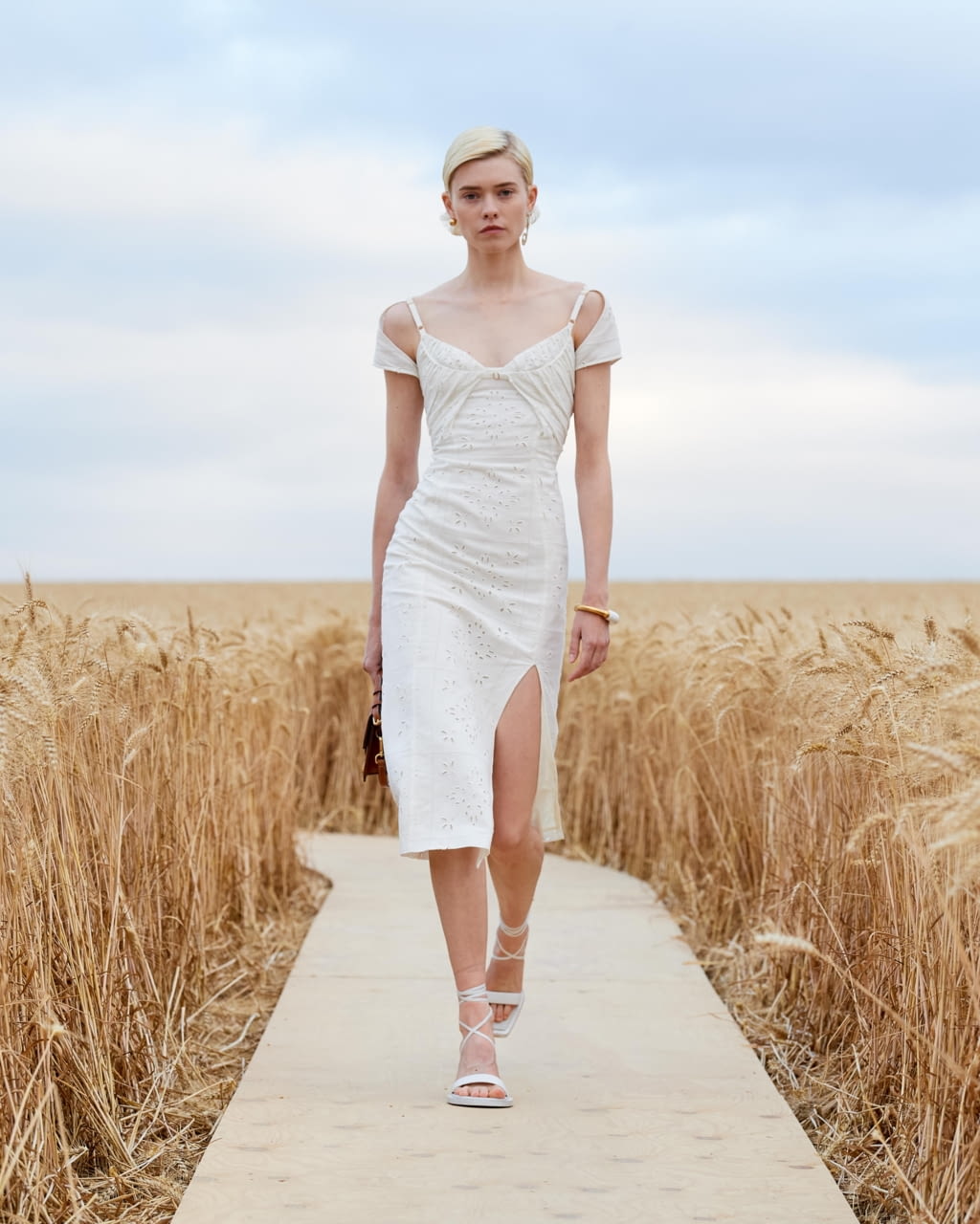 Fashion Week Paris Spring/Summer 2021 look 20 from the Jacquemus collection 女装