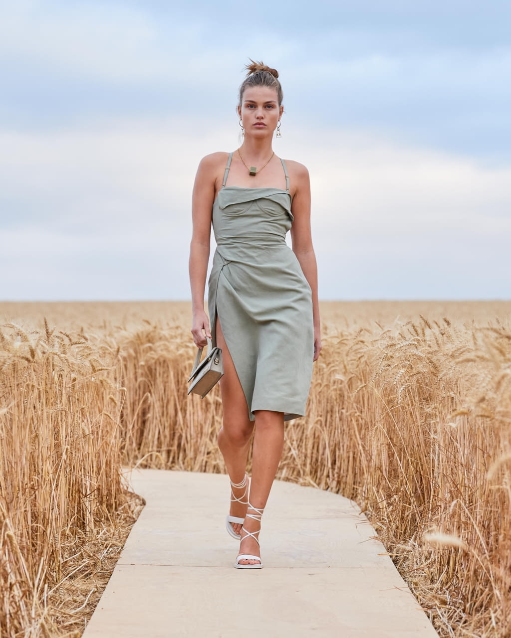 Fashion Week Paris Spring/Summer 2021 look 23 from the Jacquemus collection 女装