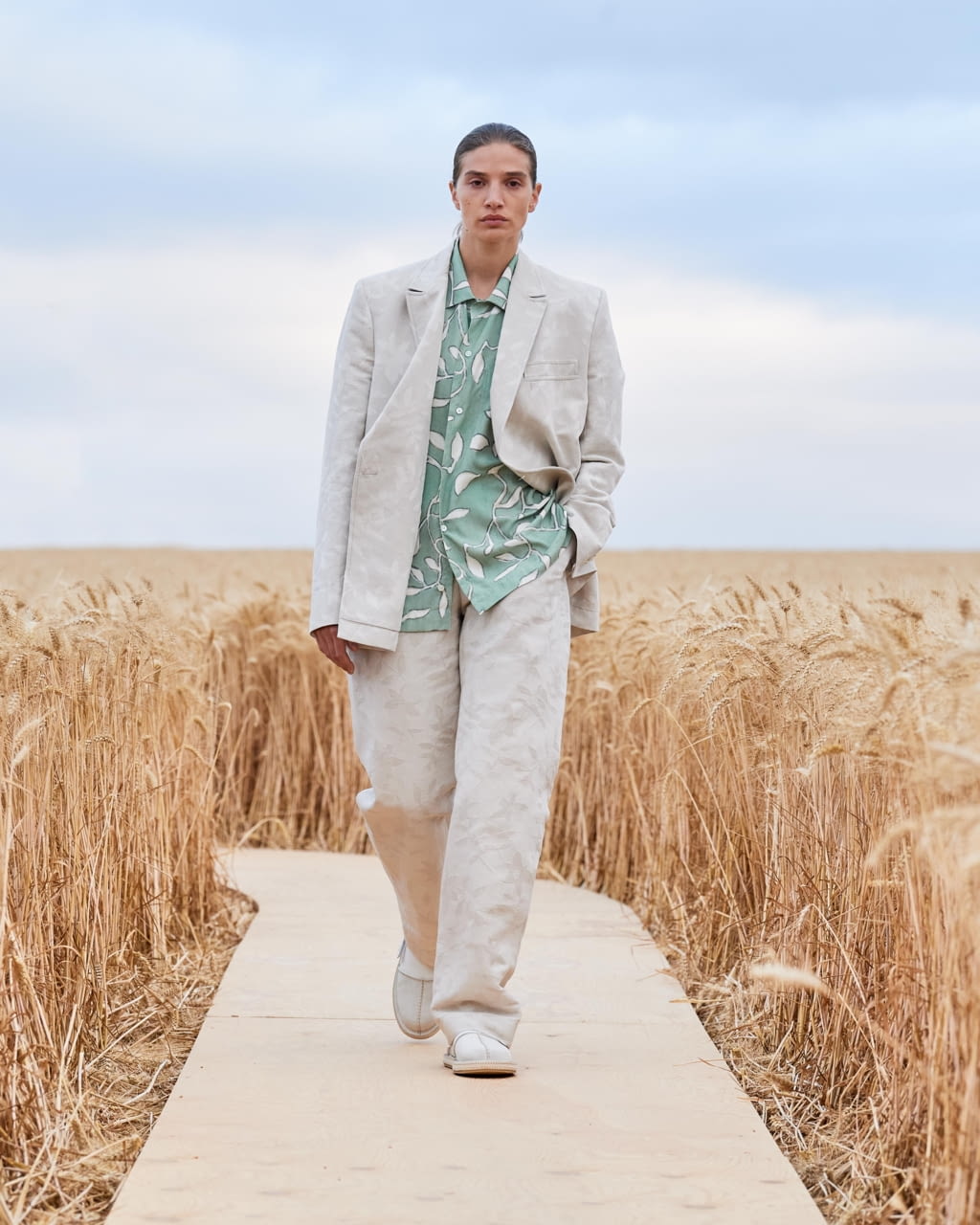 Fashion Week Paris Spring/Summer 2021 look 24 from the Jacquemus collection 女装