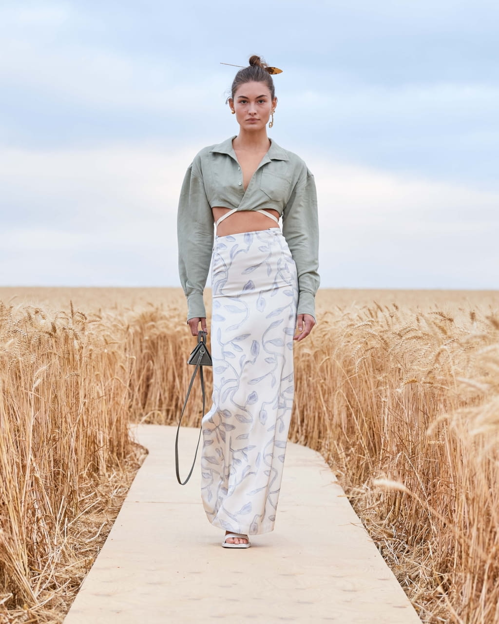 Fashion Week Paris Spring/Summer 2021 look 26 de la collection Jacquemus womenswear