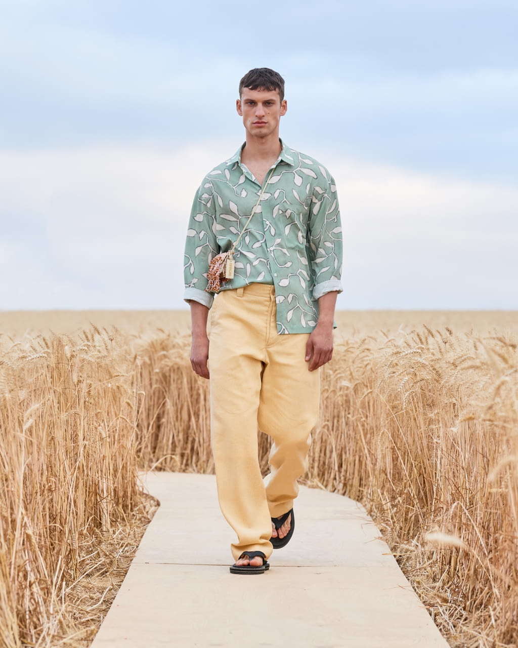 Fashion Week Paris Spring/Summer 2021 look 25 from the Jacquemus collection womenswear
