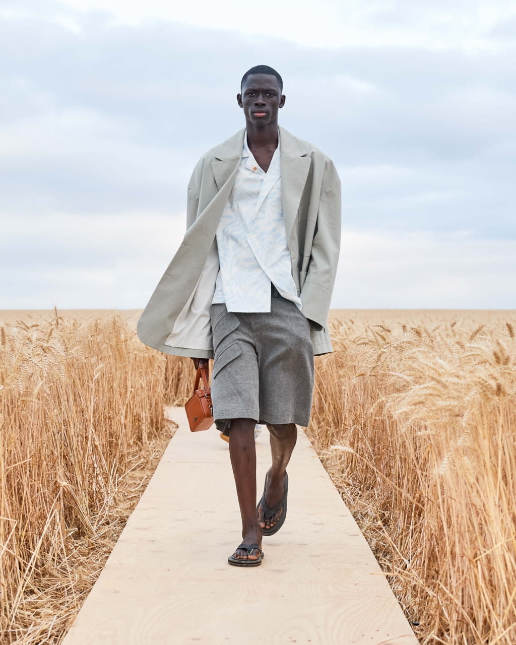 Fashion Week Paris Spring/Summer 2021 look 29 from the Jacquemus collection 女装