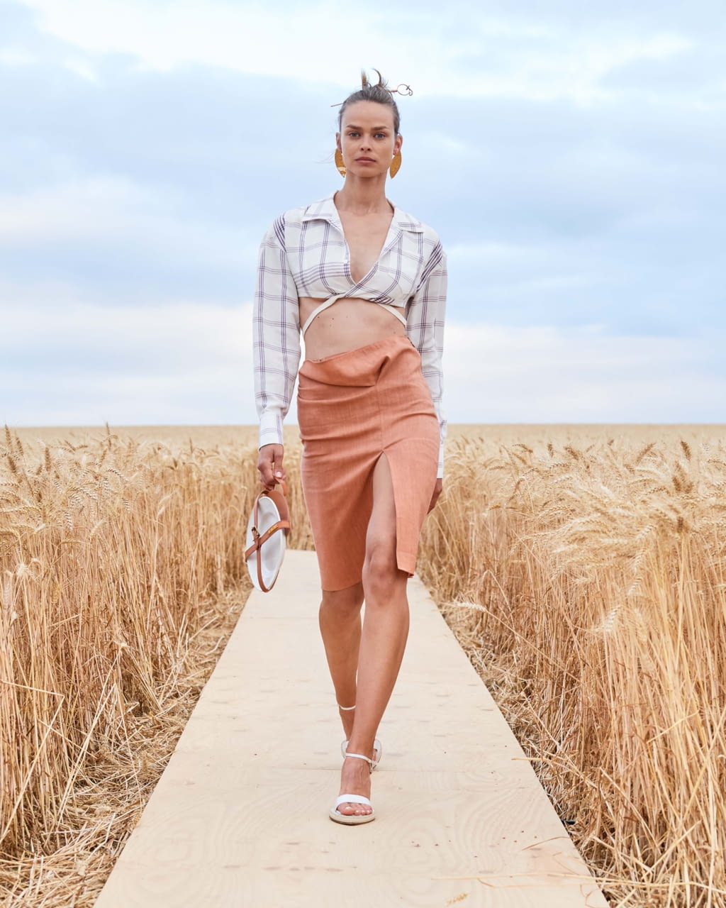 Fashion Week Paris Spring/Summer 2021 look 32 from the Jacquemus collection womenswear