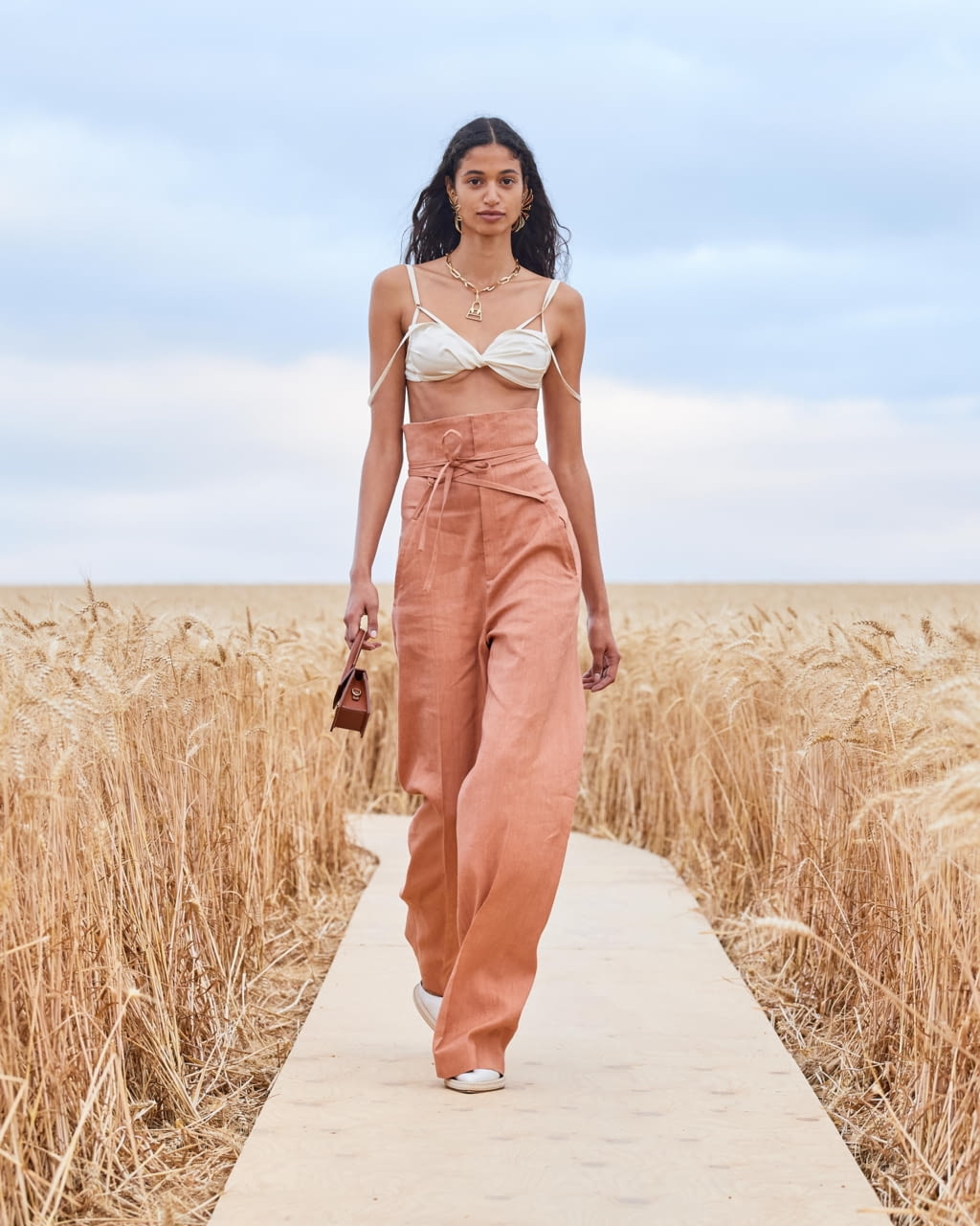 Fashion Week Paris Spring/Summer 2021 look 34 from the Jacquemus collection 女装