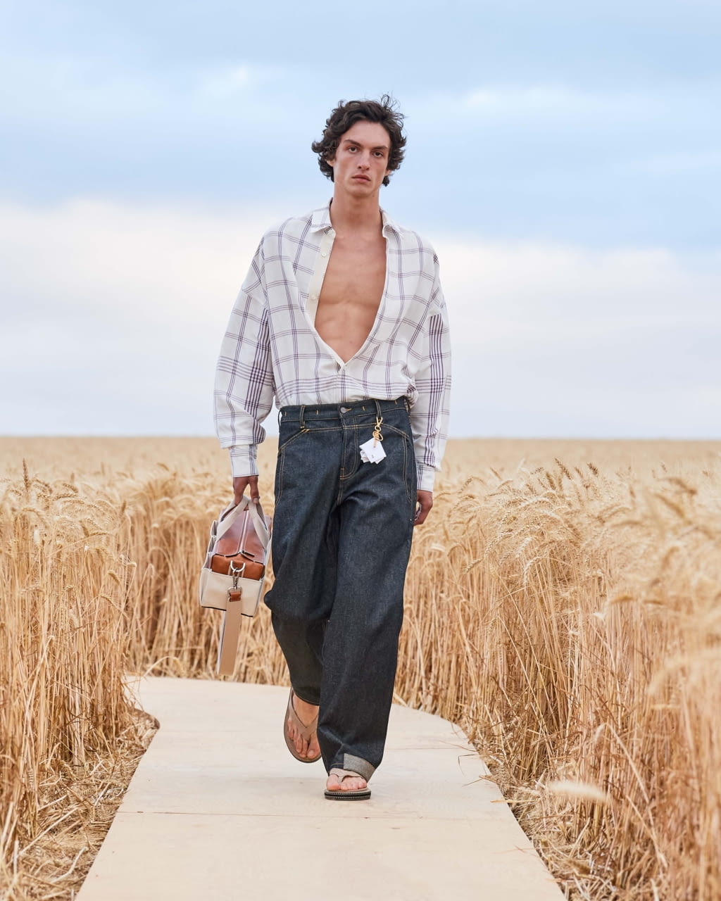 Fashion Week Paris Spring/Summer 2021 look 33 from the Jacquemus collection womenswear