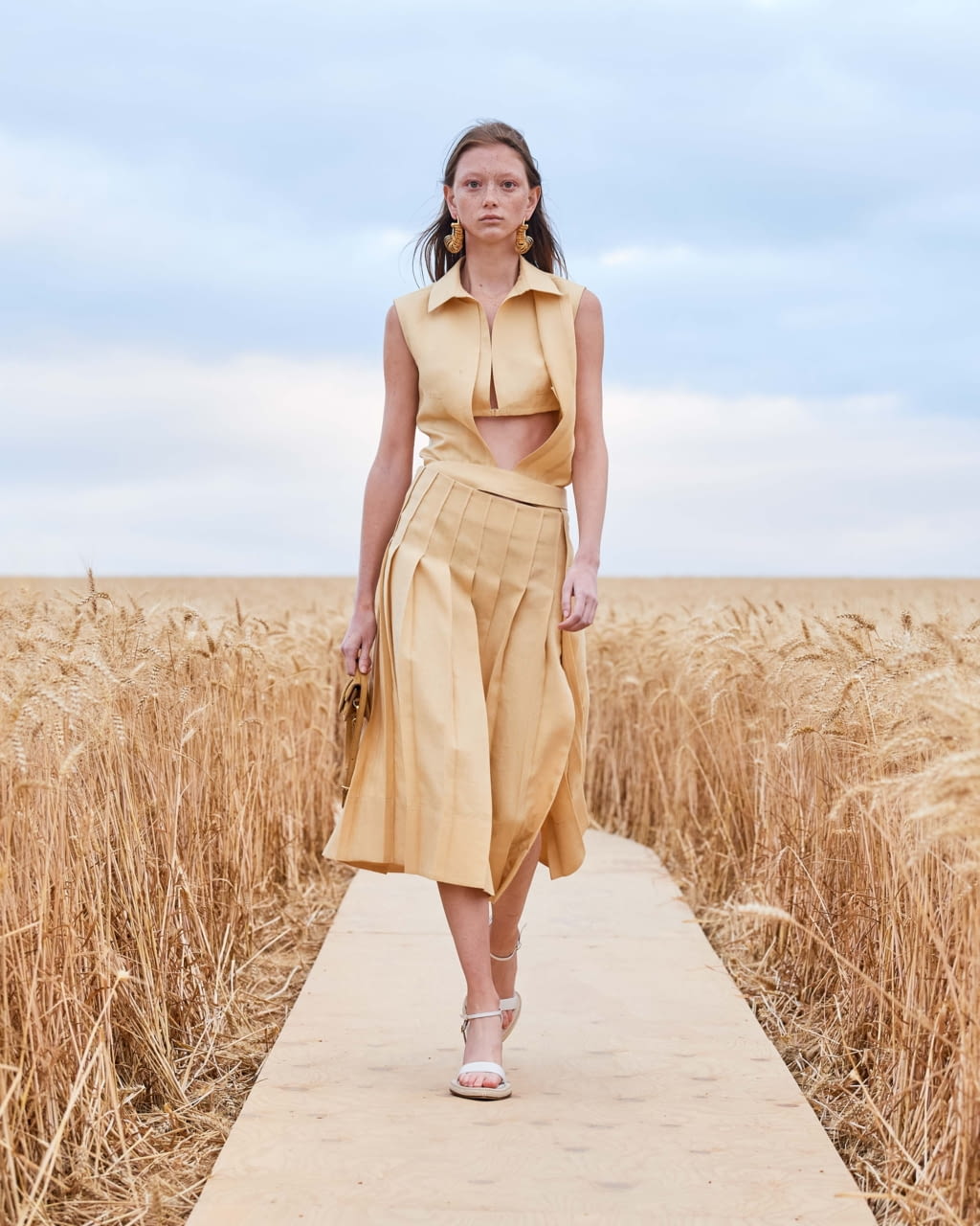 Fashion Week Paris Spring/Summer 2021 look 35 from the Jacquemus collection womenswear