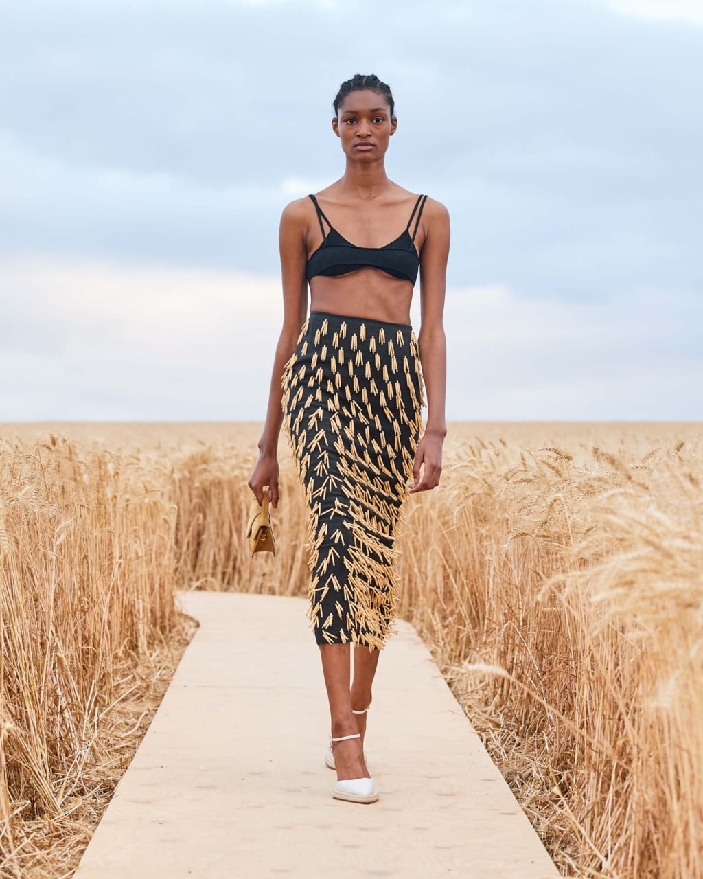 Fashion Week Paris Spring/Summer 2021 look 43 from the Jacquemus collection 女装