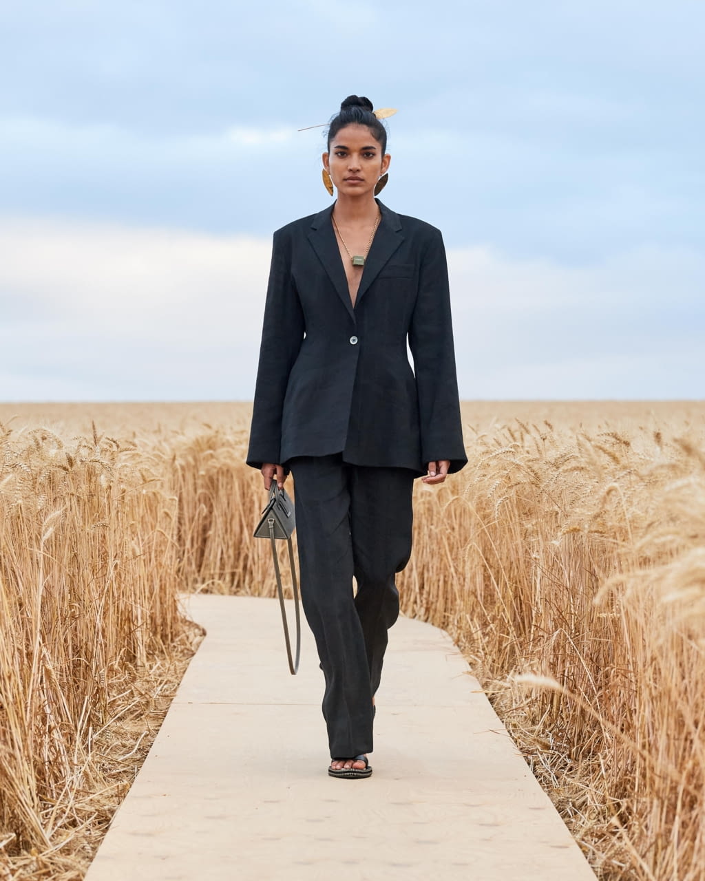 Fashion Week Paris Spring/Summer 2021 look 47 from the Jacquemus collection 女装
