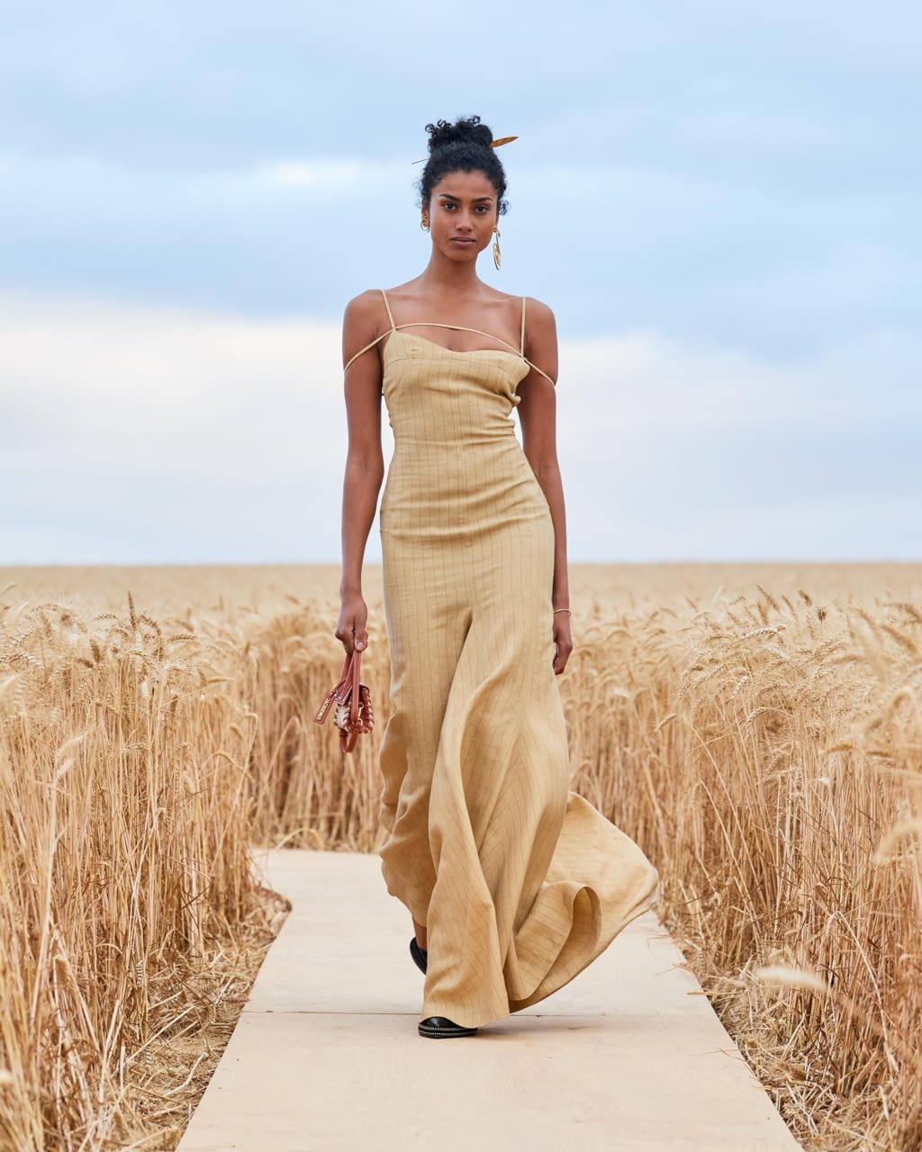 Fashion Week Paris Spring/Summer 2021 look 50 from the Jacquemus collection womenswear