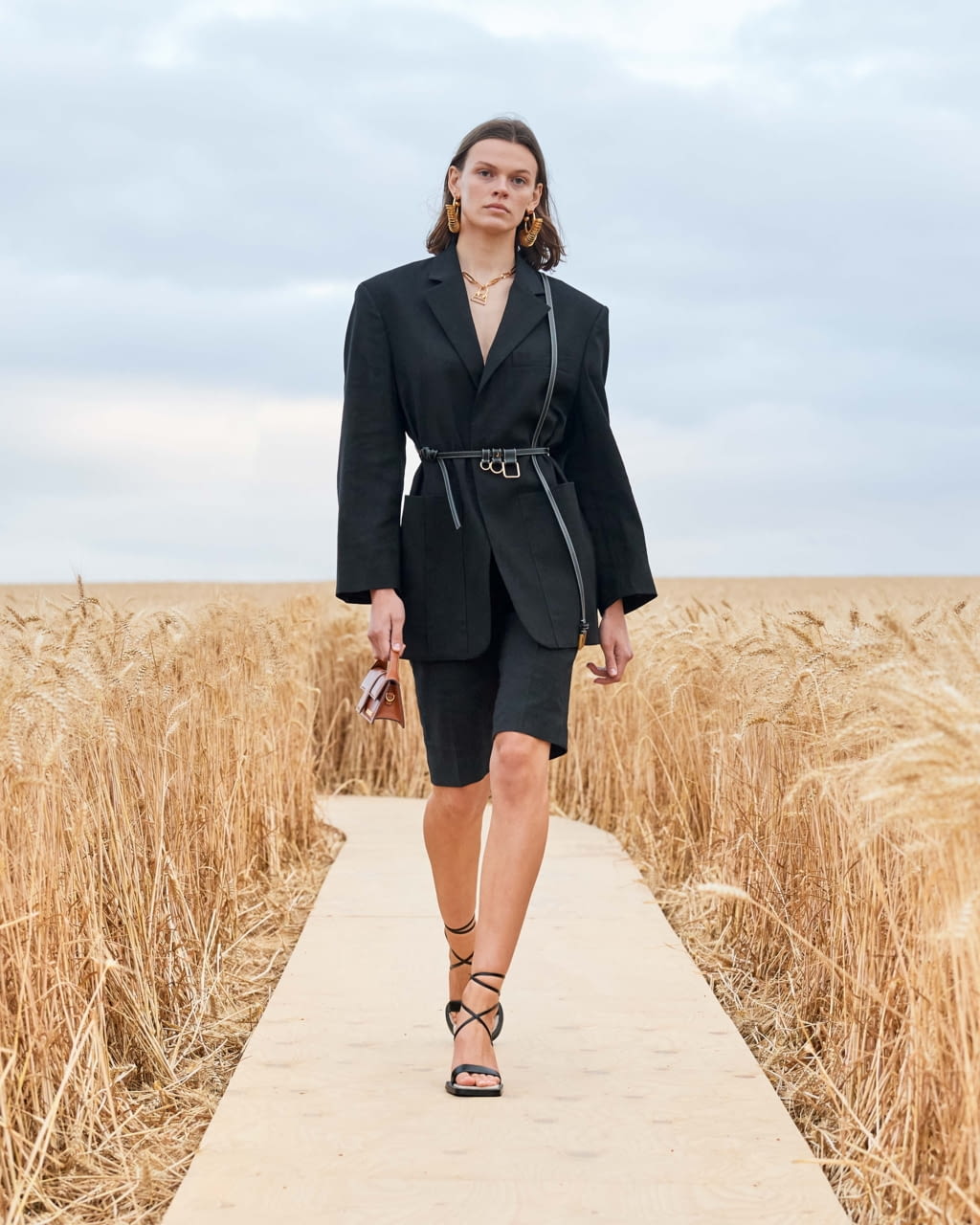 Fashion Week Paris Spring/Summer 2021 look 51 from the Jacquemus collection 女装