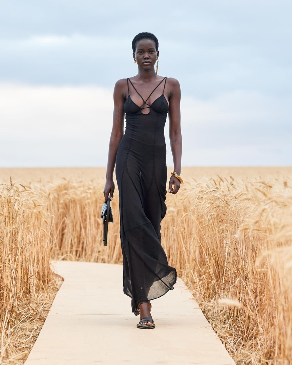 Fashion Week Paris Spring/Summer 2021 look 53 from the Jacquemus collection womenswear