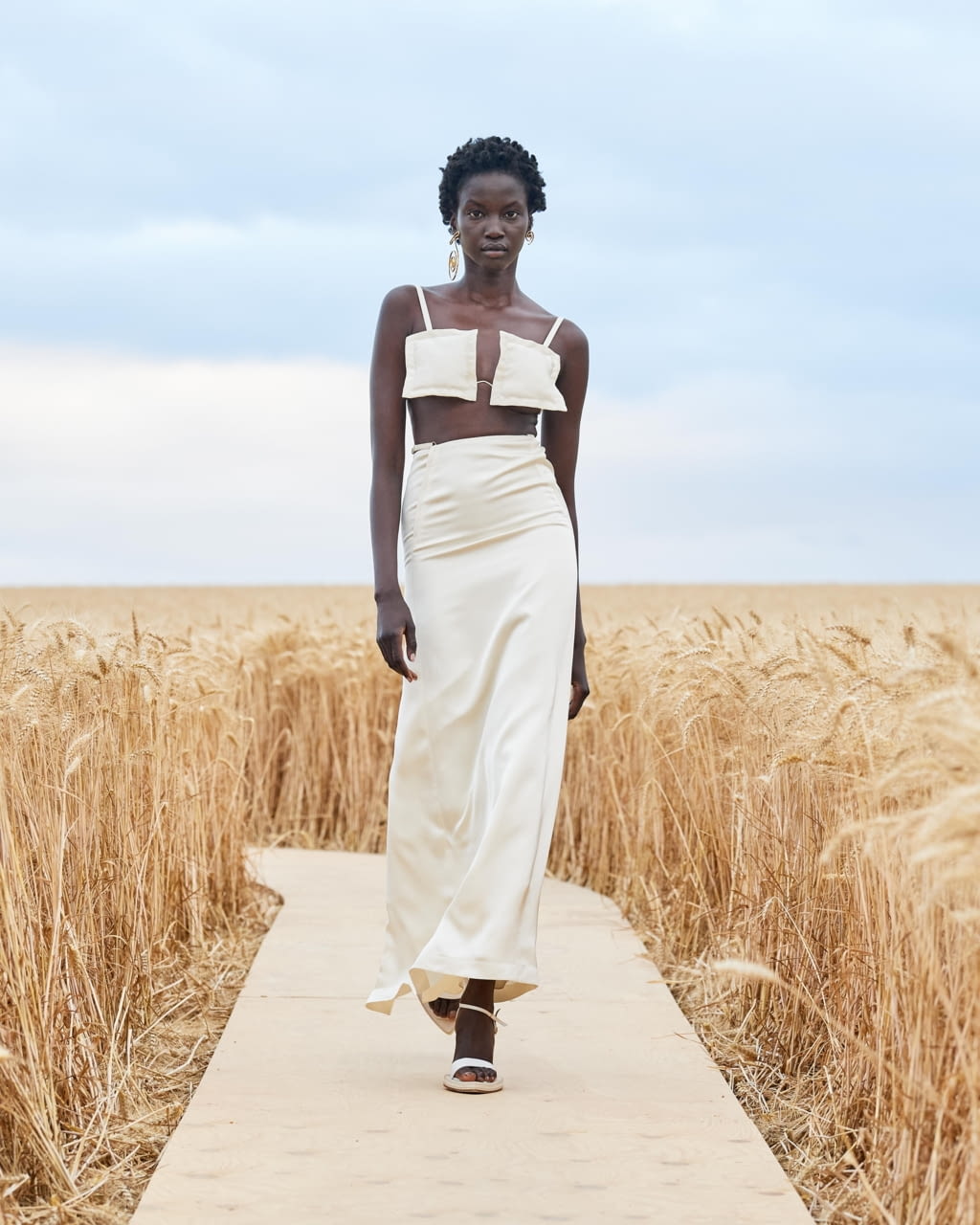 Fashion Week Paris Spring/Summer 2021 look 54 from the Jacquemus collection 女装