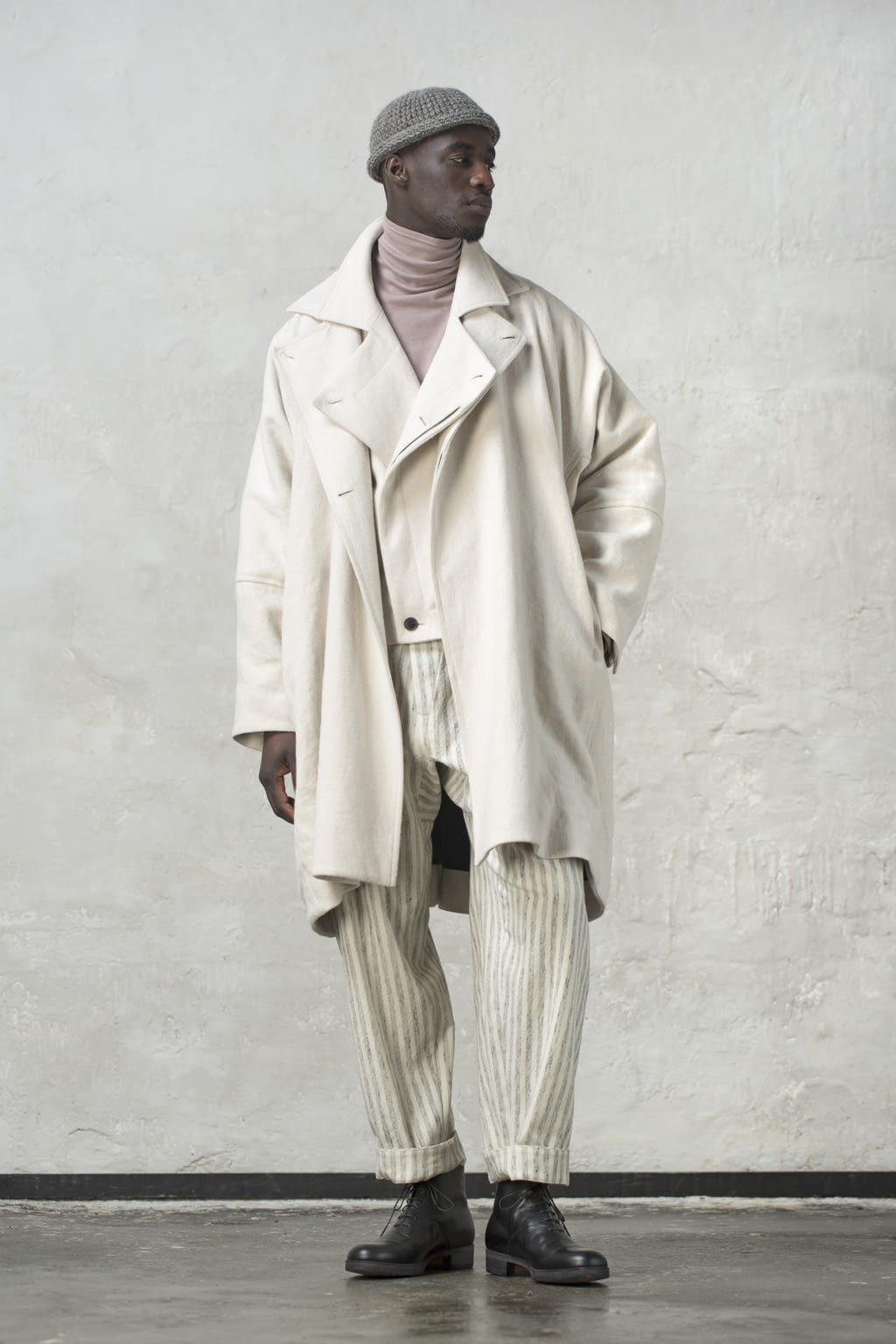Fashion Week Paris Fall/Winter 2022 look 1 de la collection Jan-Jan Van Essche menswear