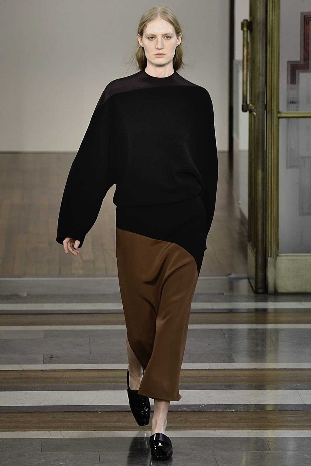 Fashion Week London Fall/Winter 2019 look 1 from the Jasper Conran collection 女装