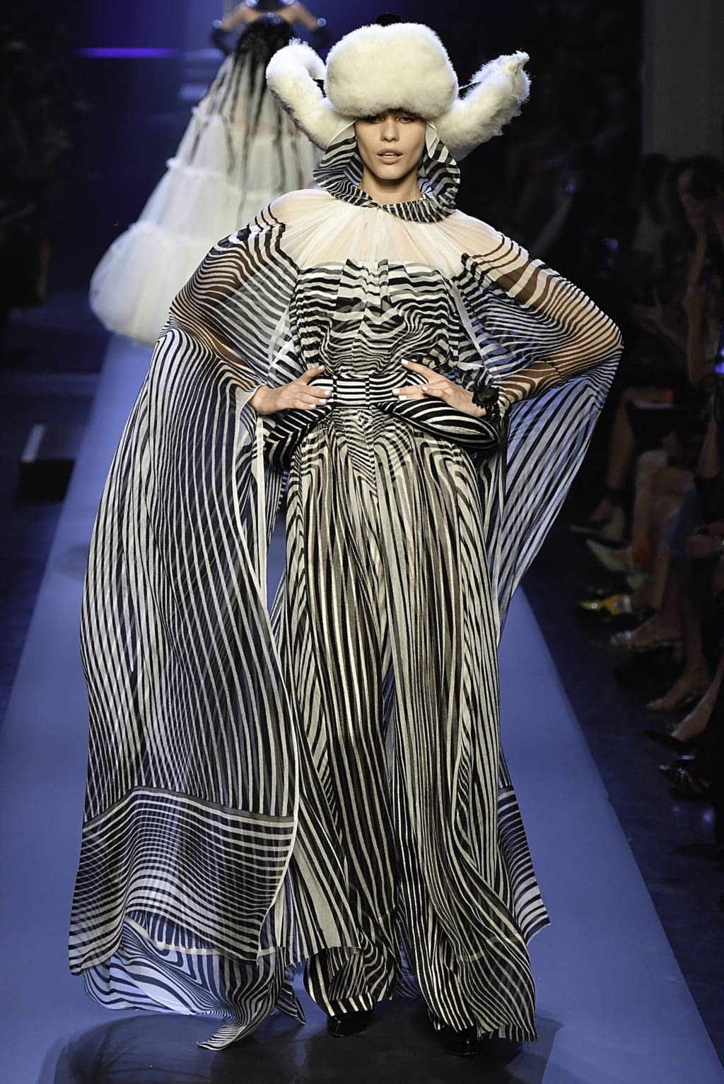 Fashion Week Paris Fall/Winter 2019 look 53 de la collection Jean Paul Gaultier couture