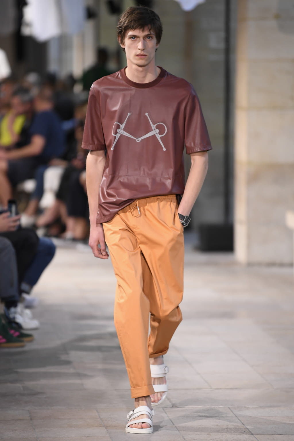 Fashion Week Paris Spring/Summer 2019 look 11 from the Hermès collection 男装