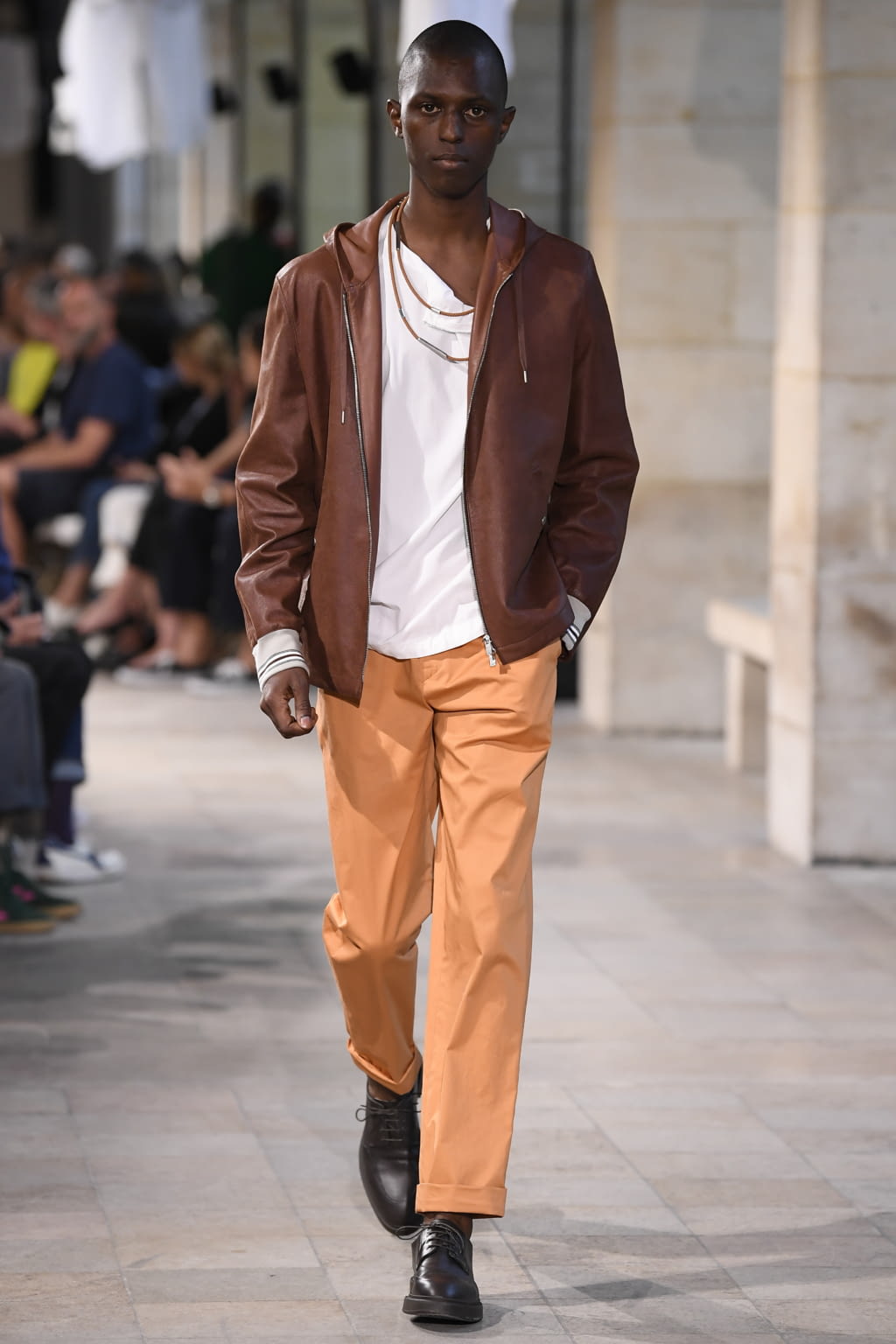 Fashion Week Paris Spring/Summer 2019 look 14 from the Hermès collection 男装