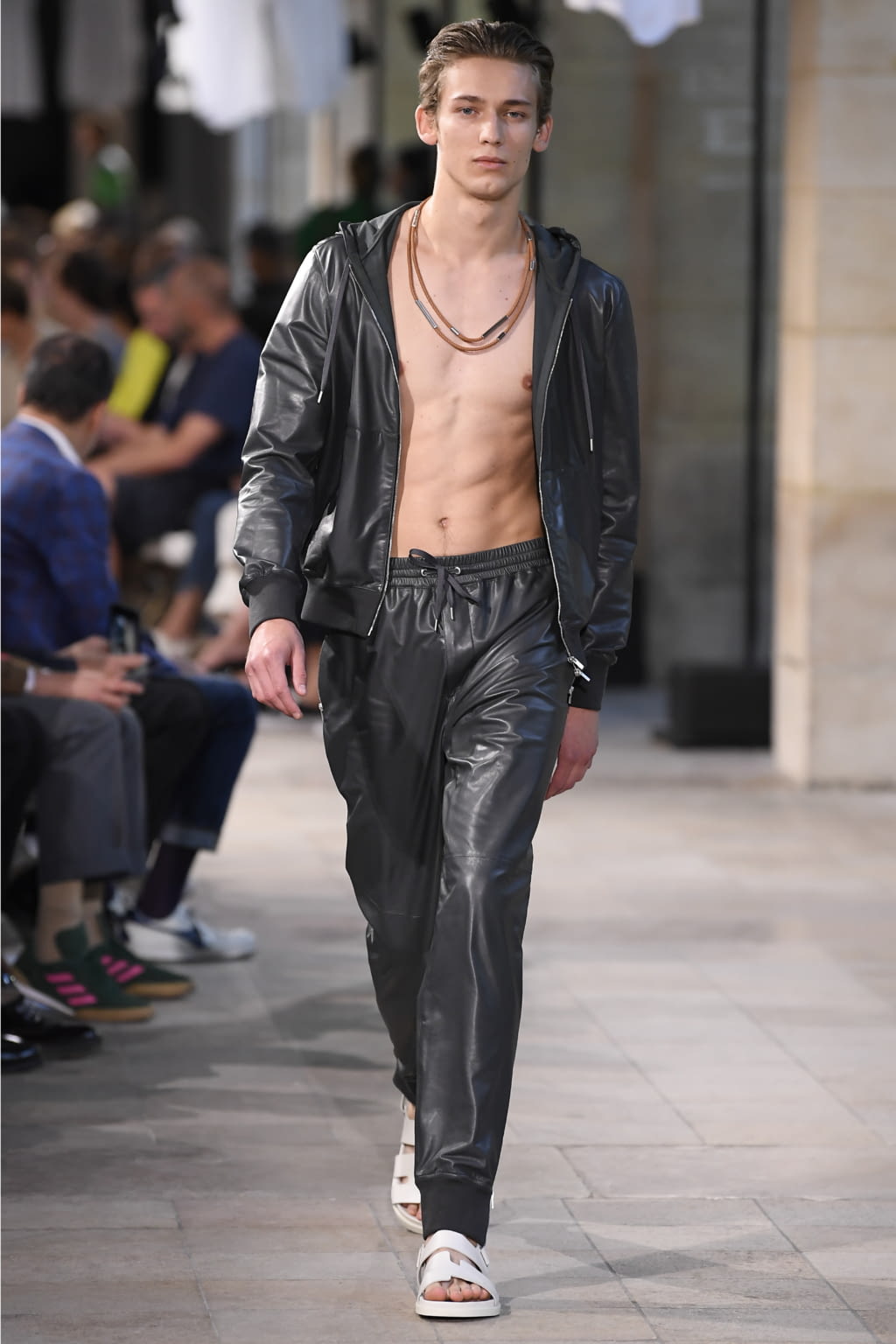 Fashion Week Paris Spring/Summer 2019 look 28 from the Hermès collection 男装