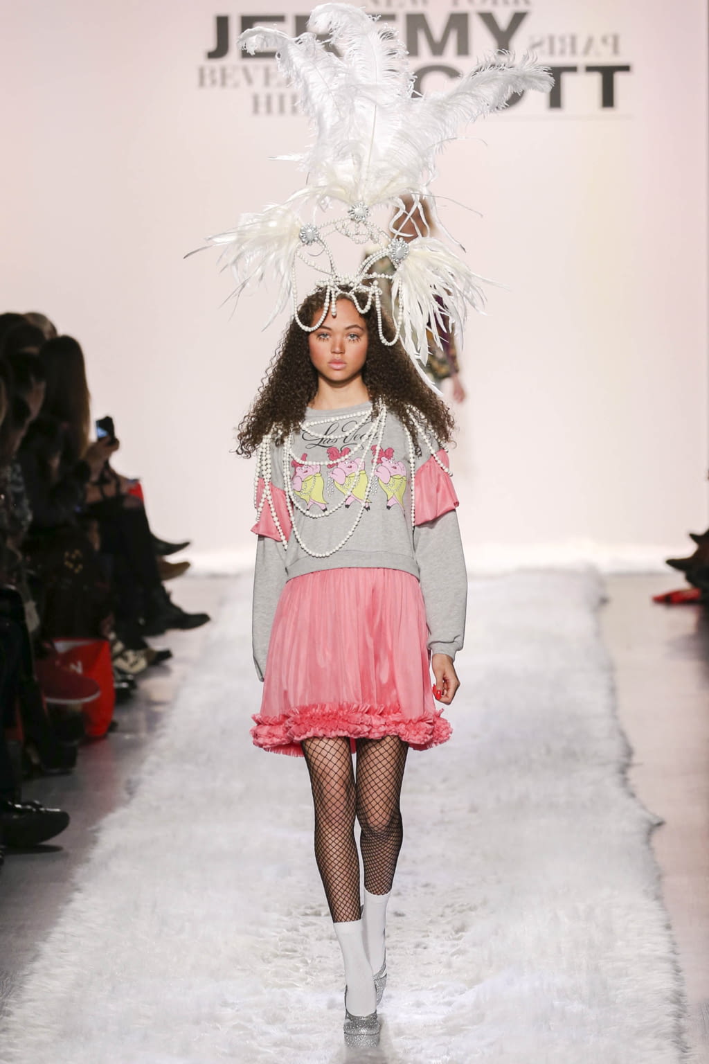 Fashion Week New York Fall/Winter 2017 look 39 from the Jeremy Scott collection 女装