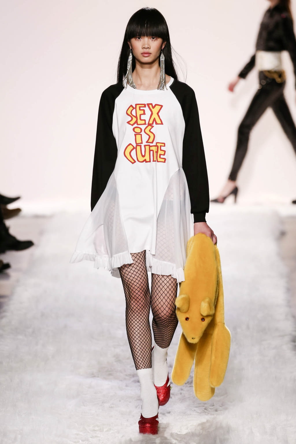 Fashion Week New York Fall/Winter 2017 look 43 from the Jeremy Scott collection 女装