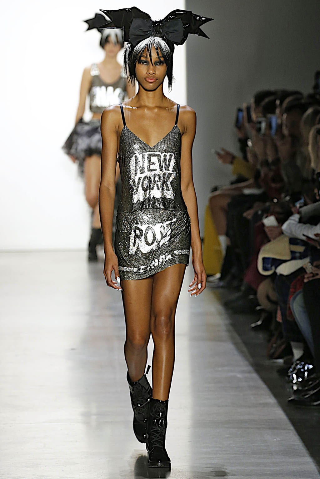 Fashion Week New York Fall/Winter 2019 look 42 from the Jeremy Scott collection 女装