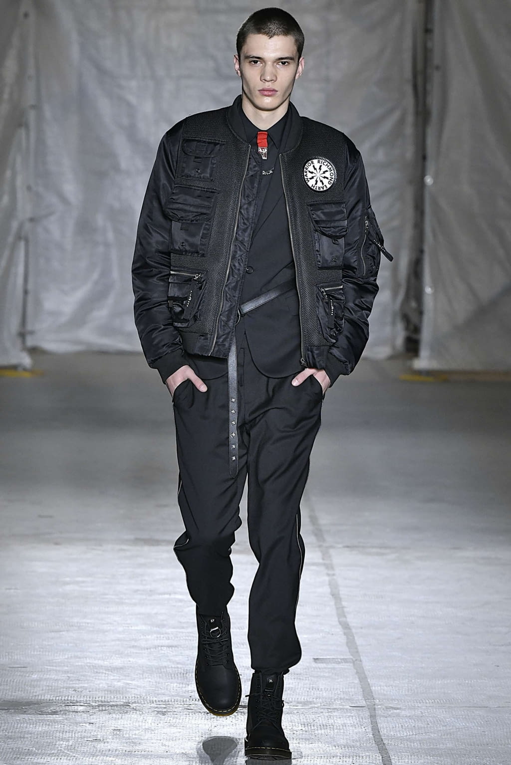 Fashion Week Milan Fall/Winter 2019 look 1 from the John Richmond collection 男装