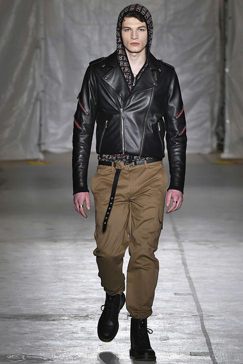 Fashion Week Milan Fall/Winter 2019 look 14 from the John Richmond collection 男装