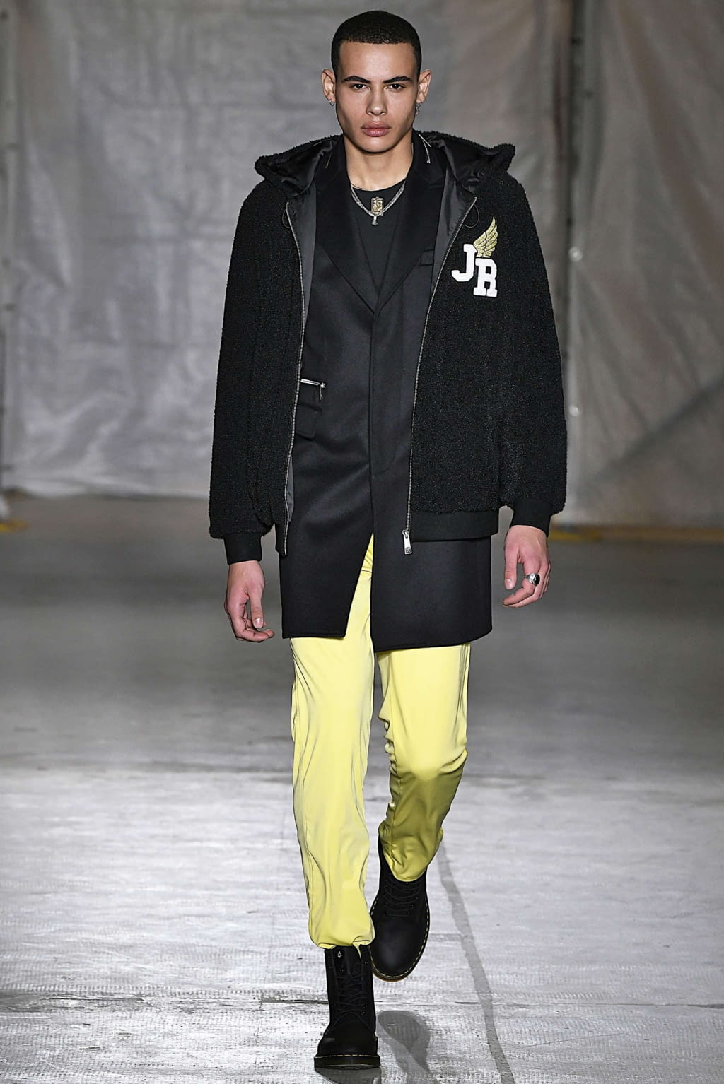 Fashion Week Milan Fall/Winter 2019 look 33 from the John Richmond collection 男装