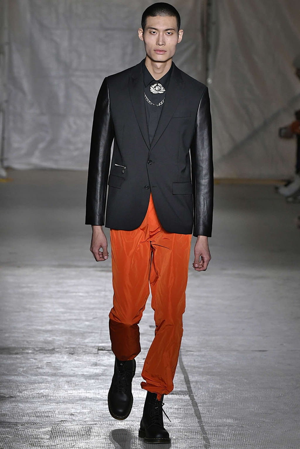 Fashion Week Milan Fall/Winter 2019 look 35 from the John Richmond collection 男装