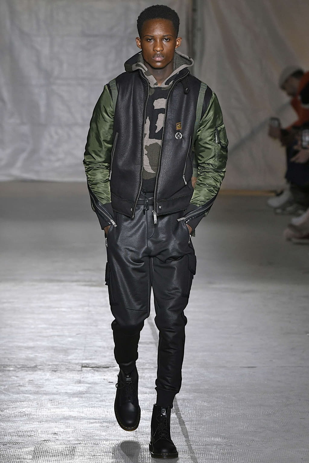 Fashion Week Milan Fall/Winter 2019 look 43 from the John Richmond collection 男装