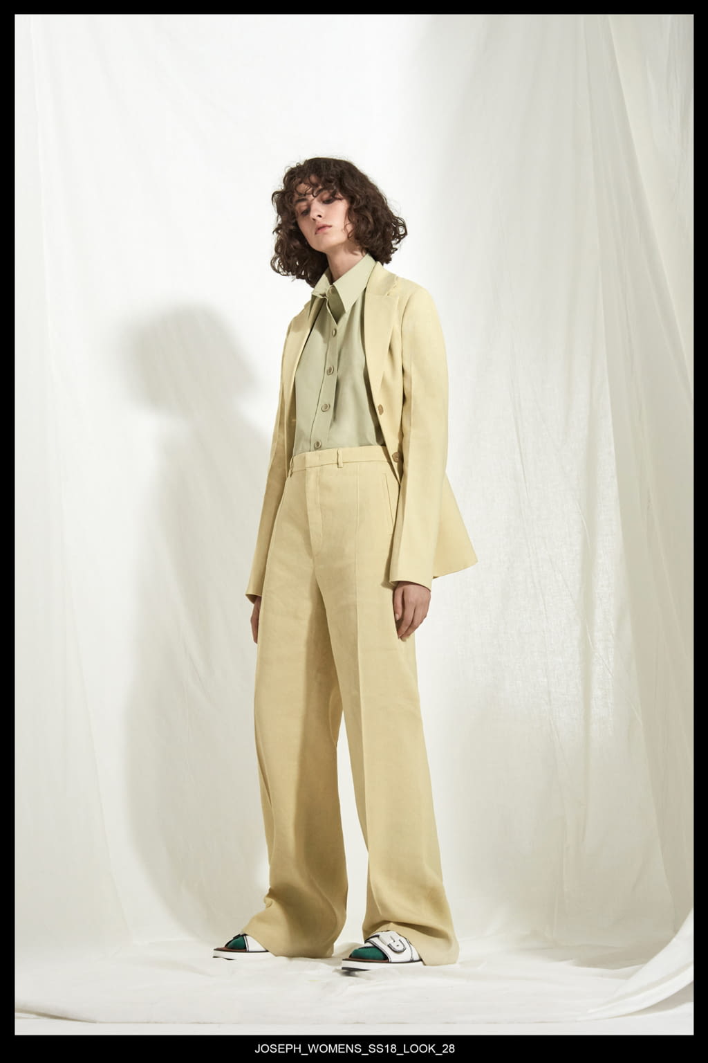 Fashion Week London Resort 2018 look 30 from the Joseph collection 女装
