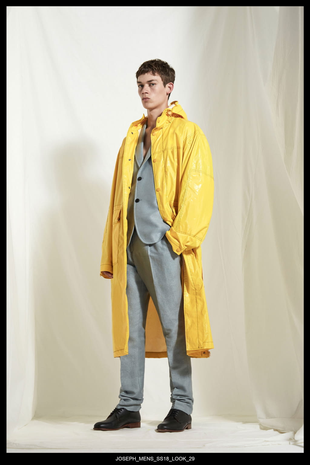 Fashion Week London Spring/Summer 2018 look 29 from the Joseph collection 男装