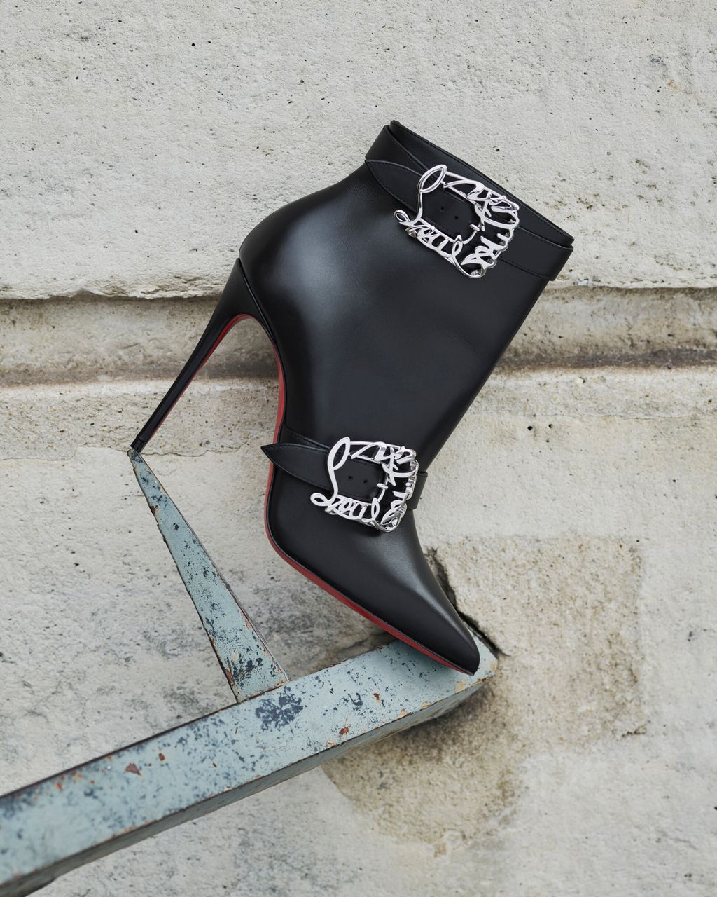 Fashion Week Paris Resort 2025 look 45 from the Christian Louboutin collection 女装配饰