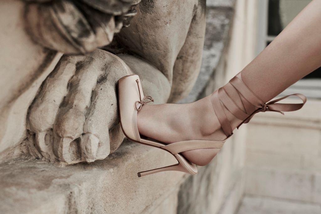 Fashion Week Paris Resort 2025 look 60 de la collection Christian Louboutin womenswear accessories