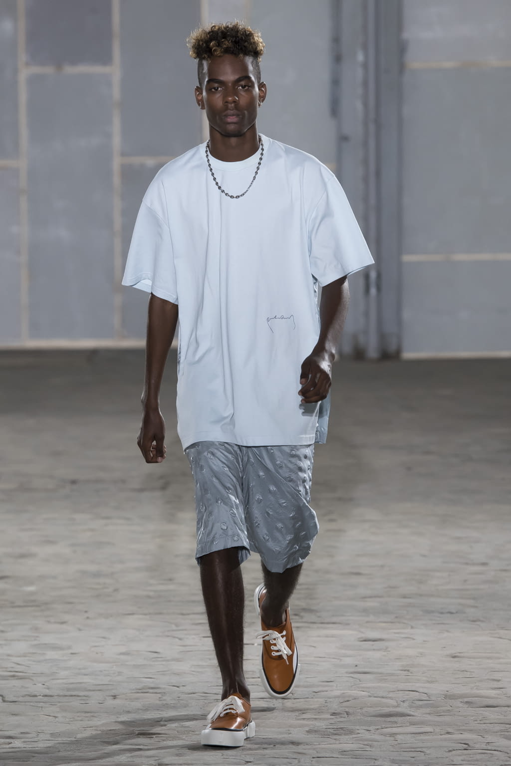 Fashion Week Paris Spring/Summer 2018 look 26 from the Julien David collection 男装