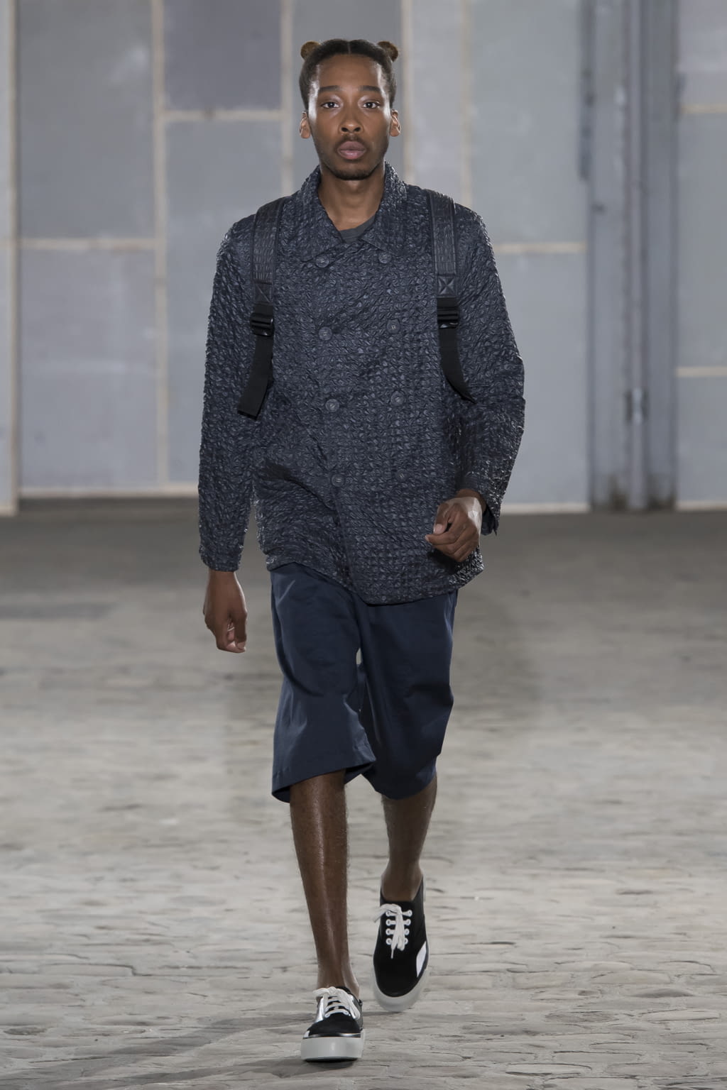 Fashion Week Paris Spring/Summer 2018 look 28 from the Julien David collection 男装